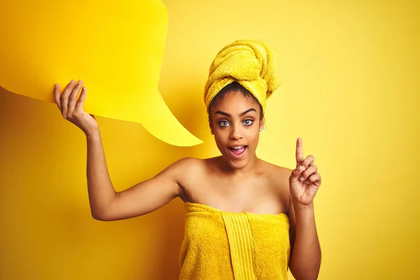 Mujer Afro Usando Toalla Después Ducha Sosteniendo Burbuja Del Habla —  Fotos de Stock