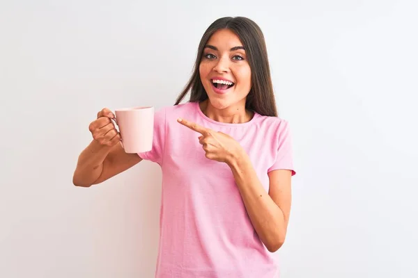 Jeune Belle Femme Buvant Une Tasse Café Rose Debout Sur — Photo