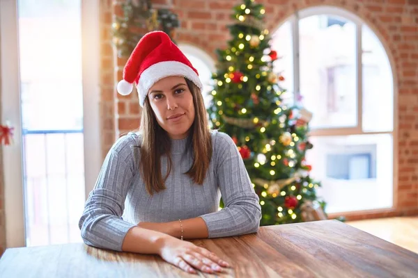 Jonge Mooie Vrouw Draagt Kerstman Hoed Aan Tafel Thuis Rond — Stockfoto