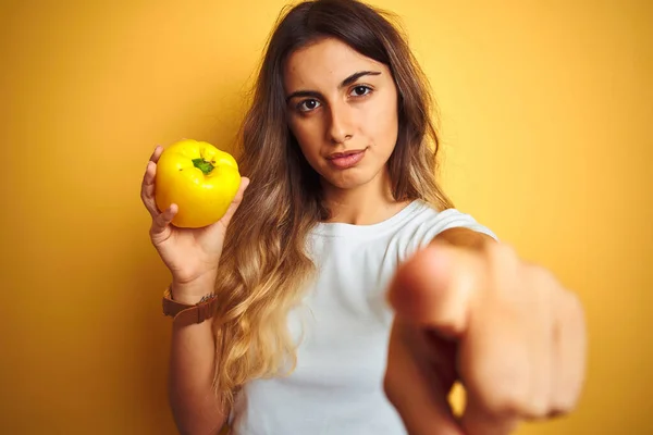 Giovane Bella Donna Che Tiene Pepe Sfondo Giallo Isolato Che — Foto Stock