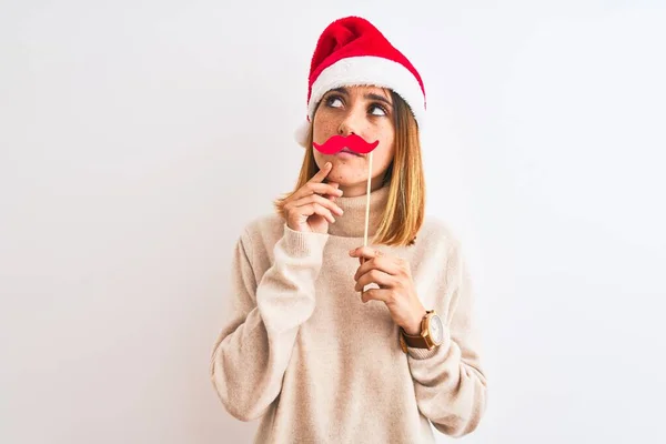 Hermosa Pelirroja Con Sombrero Navidad Con Bigote Fingido Sobre Fondo —  Fotos de Stock