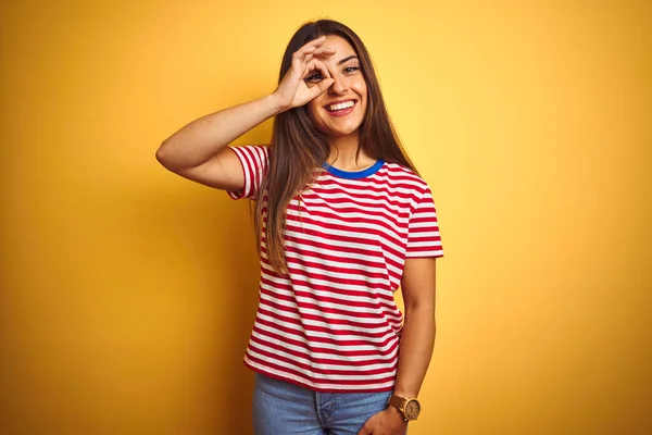 Junge Schöne Frau Gestreiftem Shirt Steht Über Isoliertem Gelben Hintergrund — Stockfoto