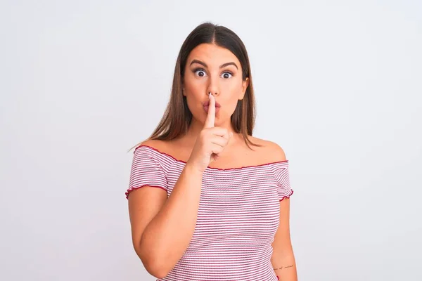 Retrato Una Hermosa Mujer Joven Pie Sobre Fondo Blanco Aislado — Foto de Stock