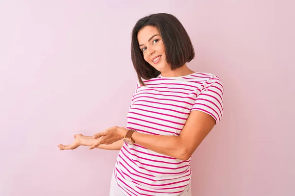 Joven Hermosa Mujer Con Camiseta Rayas Pie Sobre Fondo Rosa —  Fotos de Stock