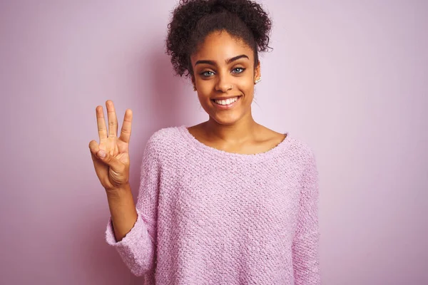 Junge Afrikanisch Amerikanische Frau Winterpullover Steht Vor Isoliertem Rosa Hintergrund — Stockfoto