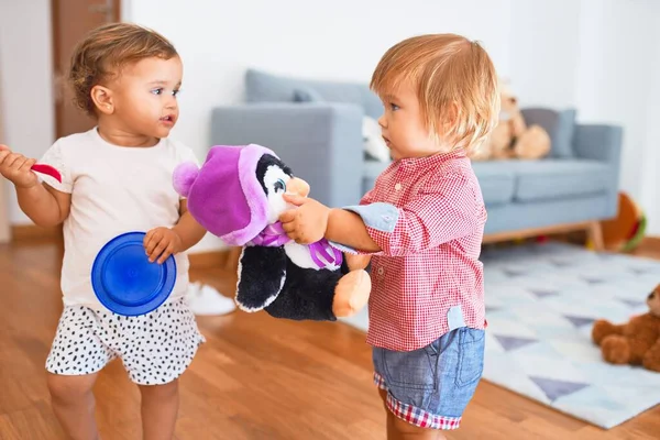 Adoráveis Crianças Brincando Com Ursinho Pelúcia Torno Lotes Brinquedos Jardim — Fotografia de Stock