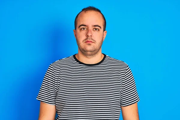 Ung Man Bär Randig Marin Shirt Stående Över Isolerad Blå — Stockfoto