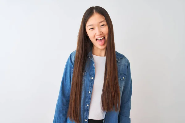 Jonge Chinese Vrouw Draagt Denim Shirt Staan Geïsoleerde Witte Achtergrond — Stockfoto