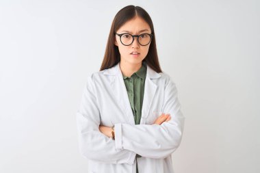 Kürk ve gözlük takan genç Çinli bilim adamı kadın izole edilmiş beyaz arka plan şüphecisi ve gergin, yüzünde çapraz kollu tasvip etmeyen ifade. Negatif kişi.