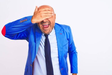 İzole edilmiş beyaz arka planda duran takım elbiseli orta yaşlı bir işadamı, gülümseyerek ve gülerek gözleri kapayarak şaşkınlık yaratıyor. Kör kavram.