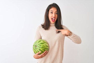 Karpuz tutan genç, güzel bir Çinli kadın izole edilmiş beyaz arka planda duruyor.