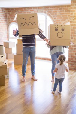 Yeni evde karton bel kutuları ile oynayan çocuk ile güzel famiily