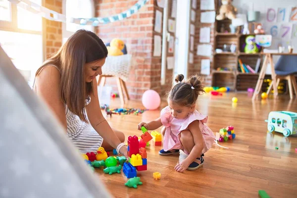 Jovem Bela Professora Criança Sentada Chão Brincando Com Blocos Construção — Fotografia de Stock