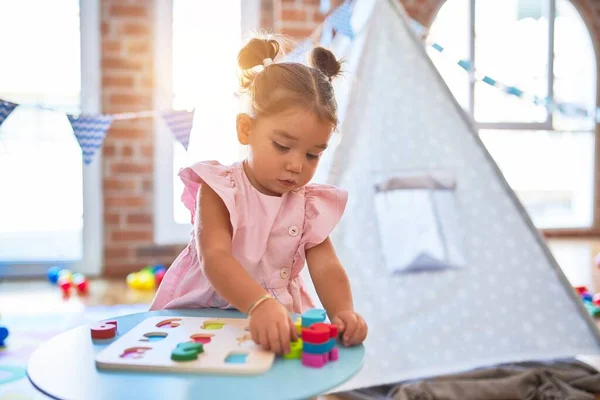 Jovem Linda Criança Aprendendo Matemática Jogando Com Jogo Matemática Kindergaten — Fotografia de Stock