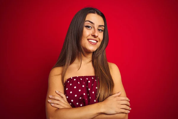 Jeune Belle Femme Portant Shirt Décontracté Debout Sur Fond Rouge — Photo