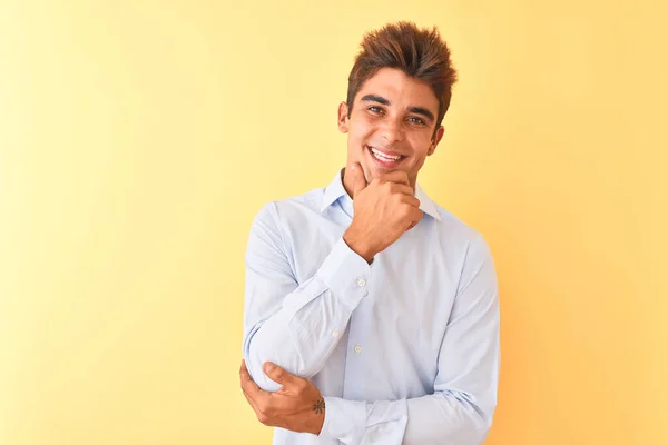 Joven Hombre Negocios Guapo Con Camisa Elegante Sobre Fondo Amarillo —  Fotos de Stock