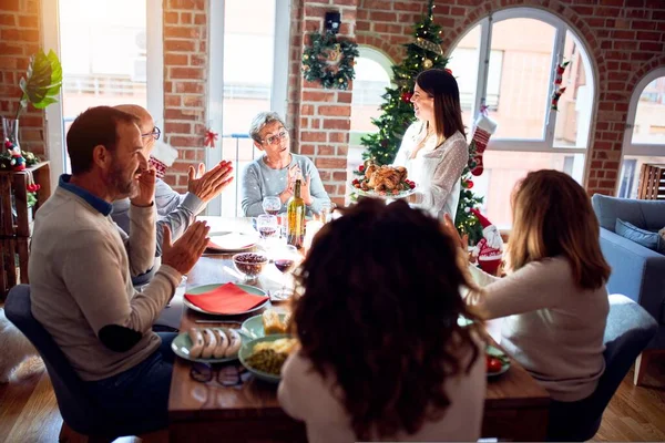 Familie Und Freunde Speisen Hause Und Feiern Heiligabend Mit Traditionellem — Stockfoto