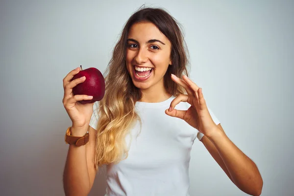Gri Izole Arka Planda Kırmızı Elma Yiyen Güzel Bir Kadın — Stok fotoğraf