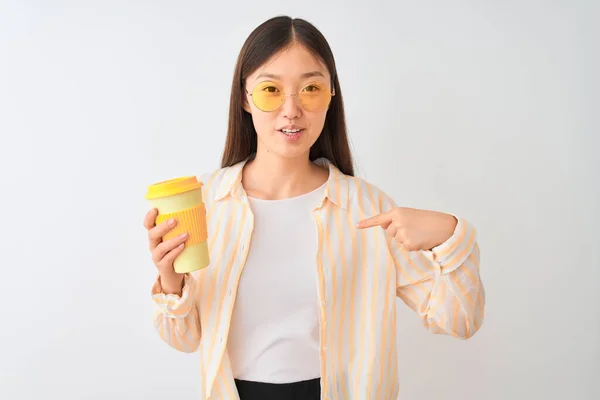 Joven Mujer China Con Gafas Bebiendo Café Sobre Fondo Blanco —  Fotos de Stock