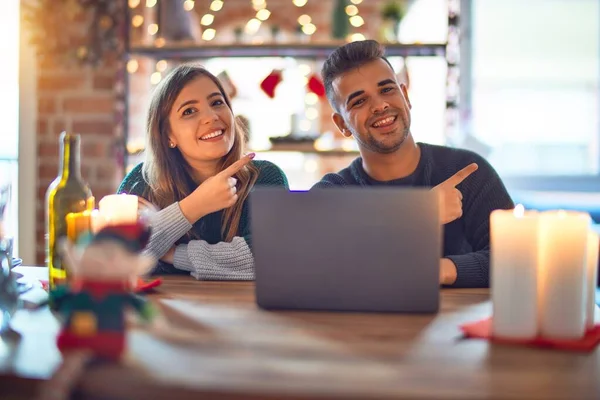 Junges Schönes Paar Sitzt Mit Laptop Herum Weihnachtsdekoration Hause Fröhlich — Stockfoto