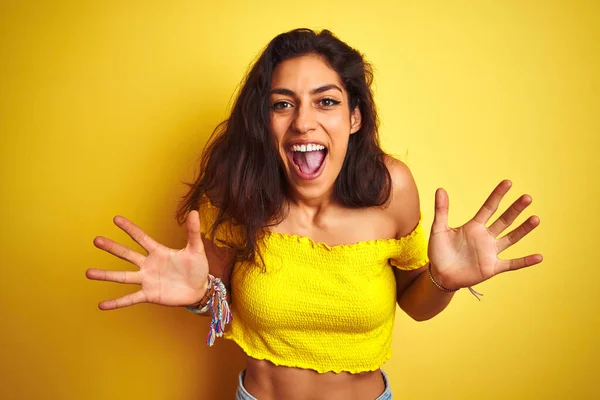 Mujer Hermosa Joven Con Camiseta Casual Pie Sobre Fondo Amarillo —  Fotos de Stock