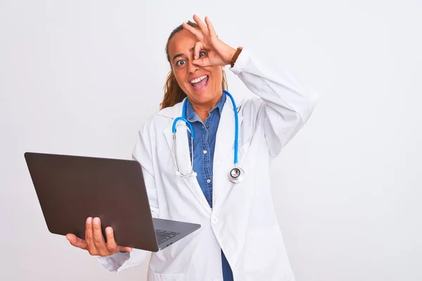 Reife Ärztin Mittleren Alters Hält Computer Laptop Über Isoliertem Hintergrund — Stockfoto