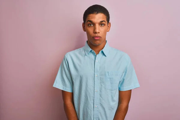 Homem Árabe Bonito Jovem Vestindo Camisa Azul Sobre Fundo Rosa — Fotografia de Stock