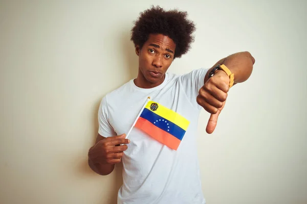 Hombre Afroamericano Sosteniendo Bandera Venezolana Venezuela Pie Sobre Fondo Blanco — Foto de Stock