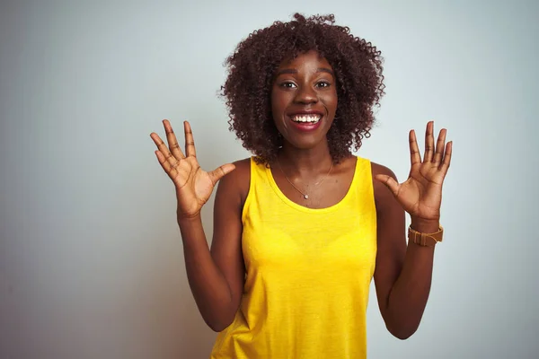 Jovem Africana Afro Mulher Vestindo Camiseta Amarela Sobre Fundo Branco — Fotografia de Stock