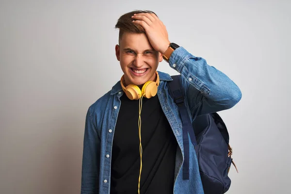 Giovane Studente Che Indossa Cuffie Zaino Camicia Denim Sfondo Bianco — Foto Stock