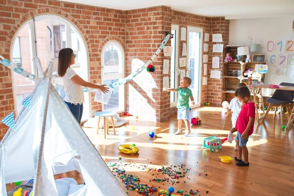 Junge Schöne Lehrerin Und Kleinkinder Spielen Basketball Viele Spielsachen Kindergarten — Stockfoto