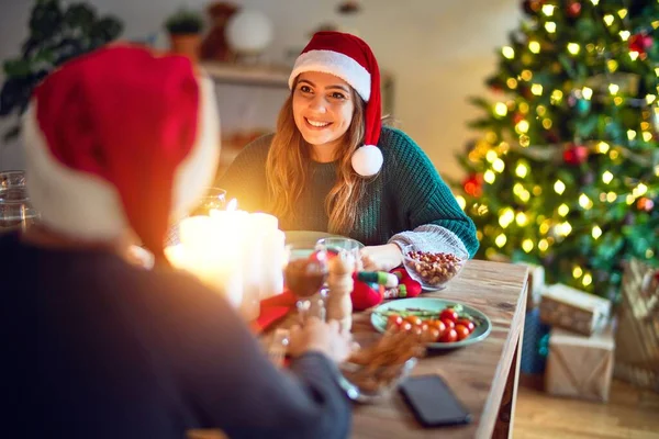 Mutlu Kendinden Emin Gülümseyen Genç Bir Çift Noel Baba Şapkası — Stok fotoğraf