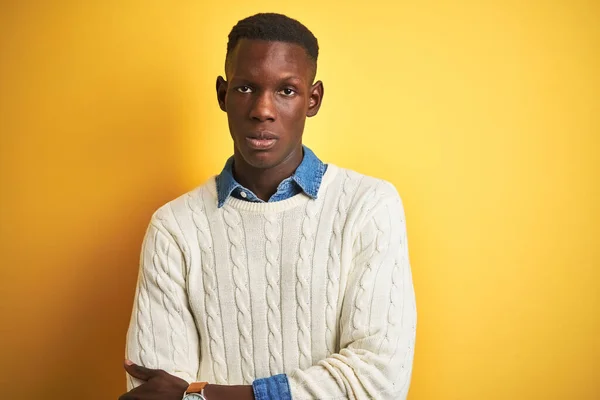 Afroamerikansk Man Bär Jeansskjorta Och Vit Tröja Över Isolerad Gul — Stockfoto