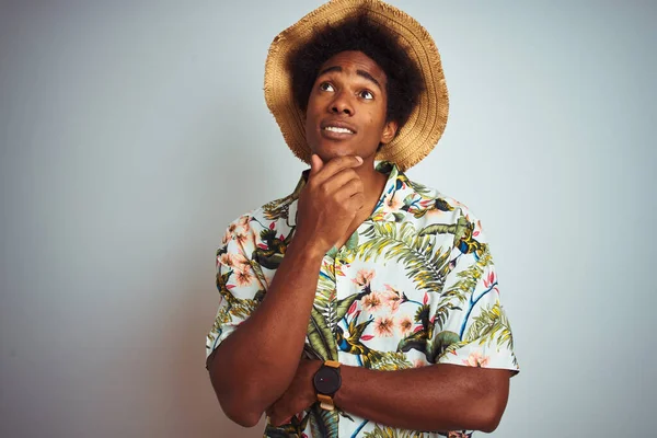 Hombre Afroamericano Vacaciones Con Camisa Verano Sombrero Sobre Fondo Blanco — Foto de Stock