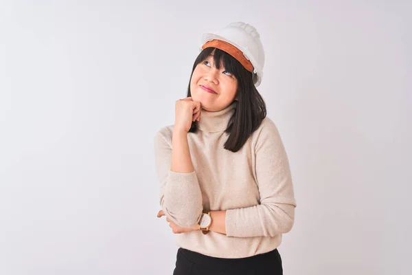 Jonge Mooie Chinese Architect Vrouw Dragen Helm Geïsoleerde Witte Achtergrond — Stockfoto