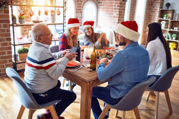 Mooie Familie Draagt Kerstman Hoed Vergadering Glimlachend Gelukkig Vol Vertrouwen — Stockfoto