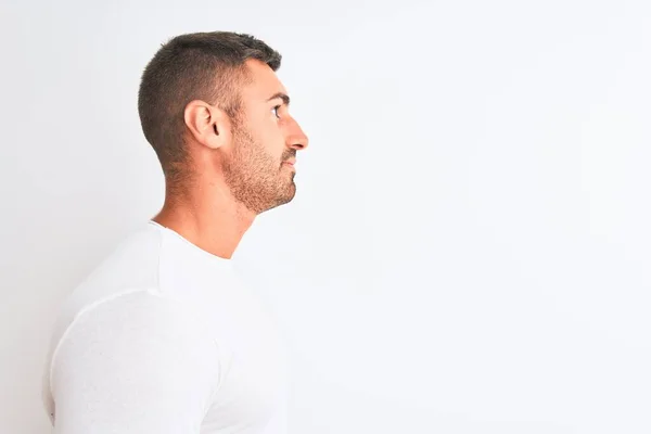 Jovem Homem Bonito Vestindo Camisa Branca Sobre Fundo Isolado Olhando — Fotografia de Stock