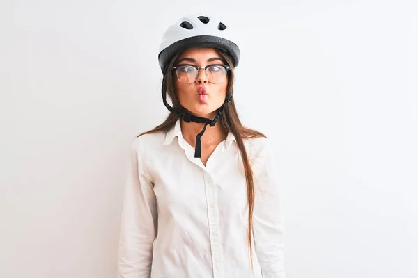 Schöne Geschäftsfrau Mit Brille Und Fahrradhelm Über Isoliertem Weißem Hintergrund — Stockfoto