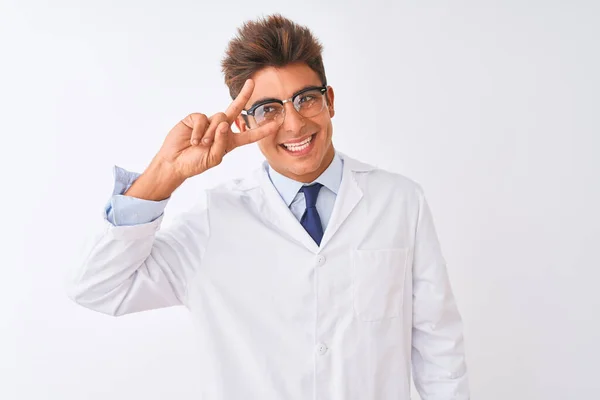 年轻英俊的科学家 戴着眼镜 披着外套 站在与世隔绝的白色背景上 用手指捂住脸 愉快地微笑着 表示胜利 — 图库照片