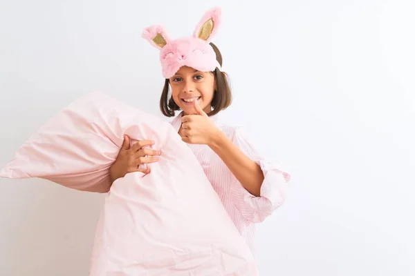 Ragazza Che Indossa Maschera Sonno Pigiama Tenendo Cuscino Sfondo Bianco — Foto Stock