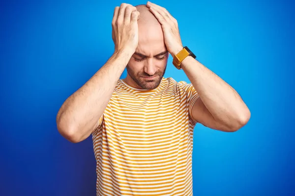 Jonge Kale Man Met Baard Draagt Casual Shirt Blauwe Geïsoleerde — Stockfoto