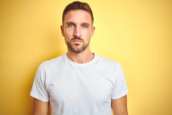 Joven Hombre Guapo Con Camiseta Blanca Casual Sobre Fondo Aislado —  Fotos de Stock