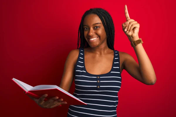 Jovem Estudante Afro Americana Ler Livro Sobre Fundo Vermelho Isolado — Fotografia de Stock