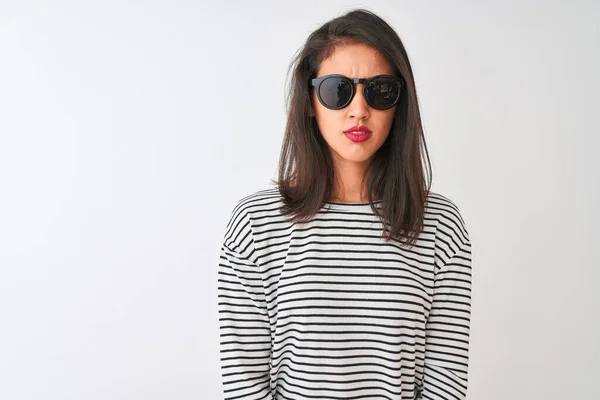 Kinesisk Kvinna Bär Randig Shirt Och Solglasögon Stående Över Isolerade — Stockfoto