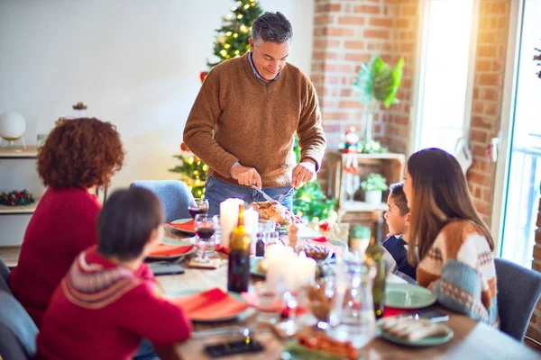 Hermosa Familia Sonriendo Feliz Confiada Uno Ellos Curvo Asado Pavo —  Fotos de Stock