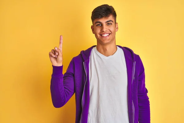 보라색 스웨터를 고립된 인도의 자신감 행복하게 웃으면서 손가락 손가락으로 가리켰습니다 — 스톡 사진