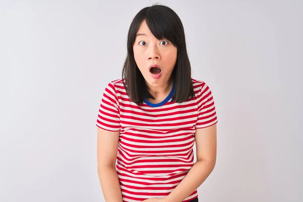 Joven Hermosa Mujer China Vistiendo Camiseta Rayas Rojas Sobre Fondo — Foto de Stock
