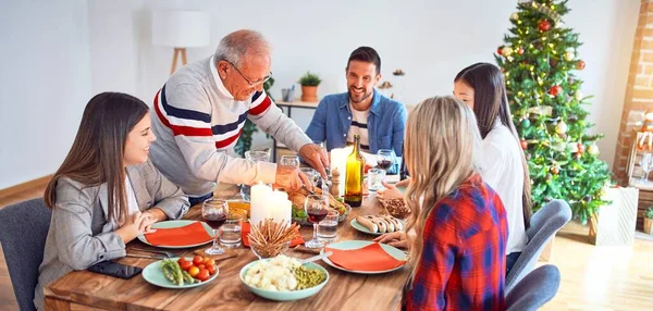 Hermosa Reunión Familiar Sonriendo Feliz Confiado Tallar Pavo Asado Celebrando — Foto de Stock