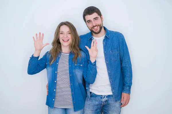 Jovem Belo Casal Juntos Sobre Fundo Isolado Branco Mostrando Apontando — Fotografia de Stock