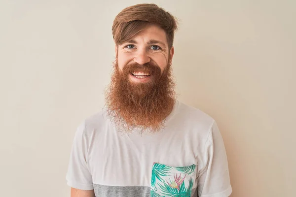 Jonge Roodharige Ierse Man Met Een Shirt Een Geïsoleerde Witte — Stockfoto